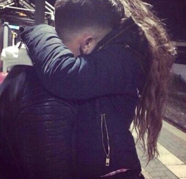 Парень и девушка обнимаются без лица