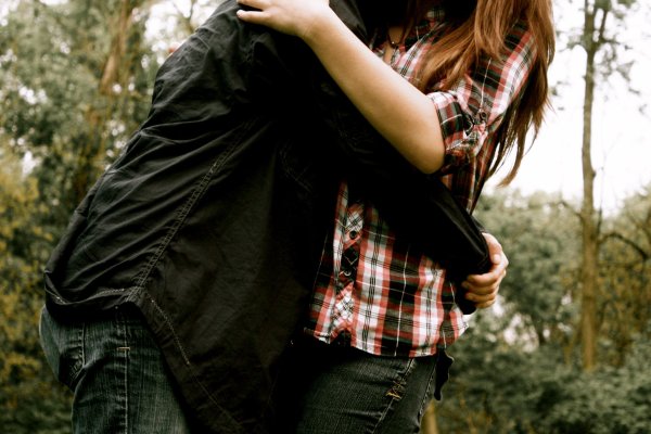 Парень и девушка обнимаются без лица