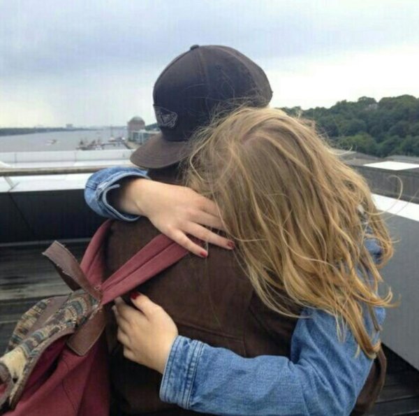 Парень и девушка обнимаются без лица