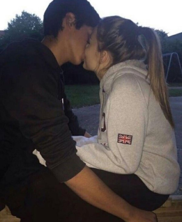 Парень и девушка обнимаются без лица