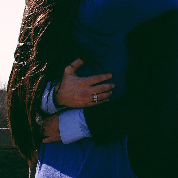 Парень и девушка обнимаются без лица