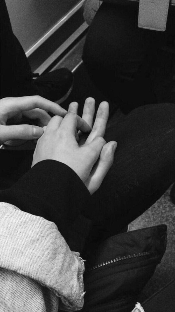 Парень и девушка обнимаются без лица