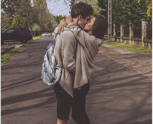 Парень и девушка обнимаются без лица