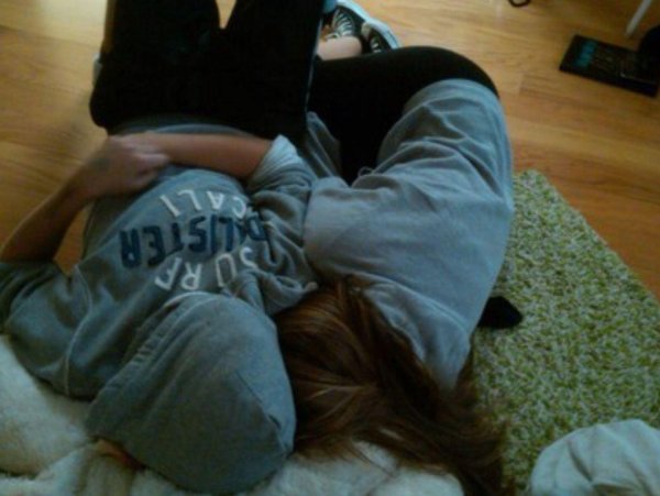 Парень и девушка обнимаются без лица