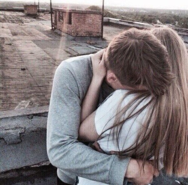 Парень и девушка обнимаются без лица