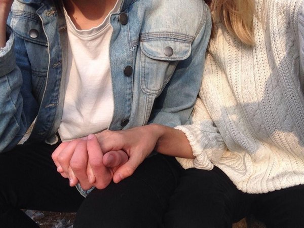 Парень и девушка обнимаются без лица