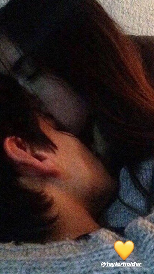 Парень и девушка обнимаются без лица