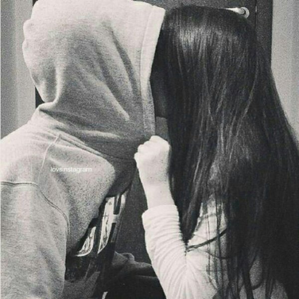 Парень и девушка обнимаются без лица