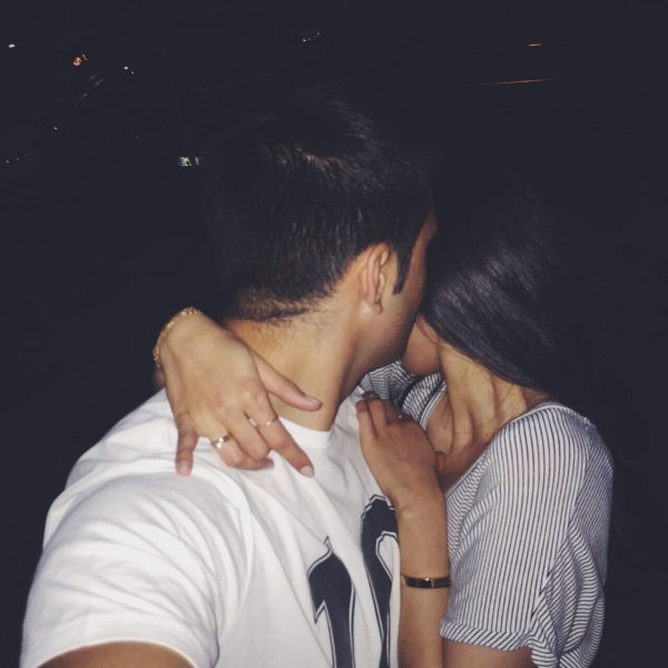 Парень и девушка обнимаются без лица