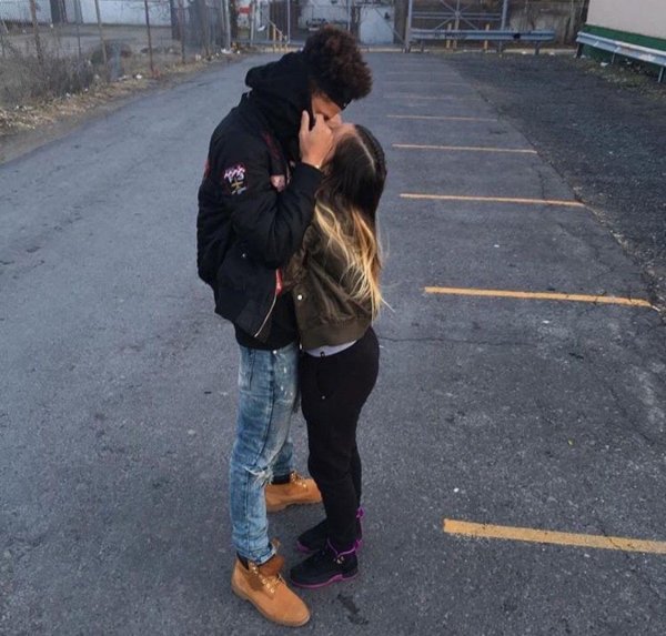 Парень и девушка обнимаются без лица