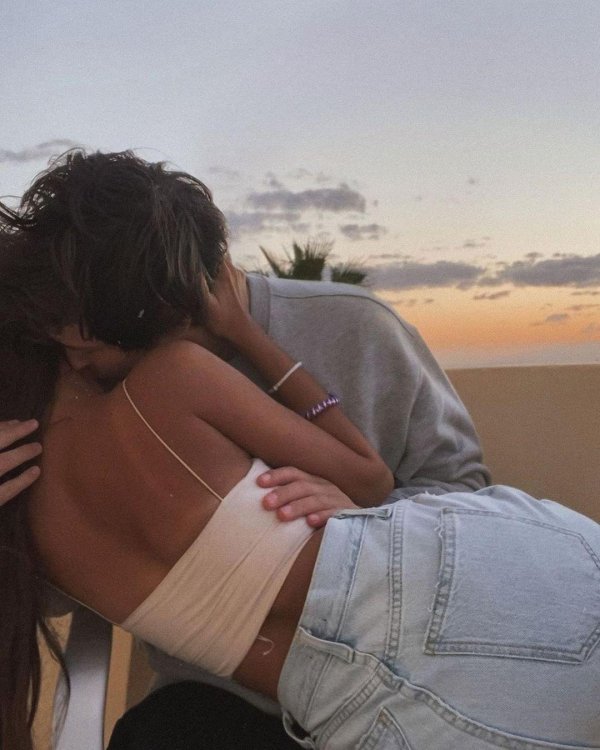 Парень и девушка обнимаются без лица