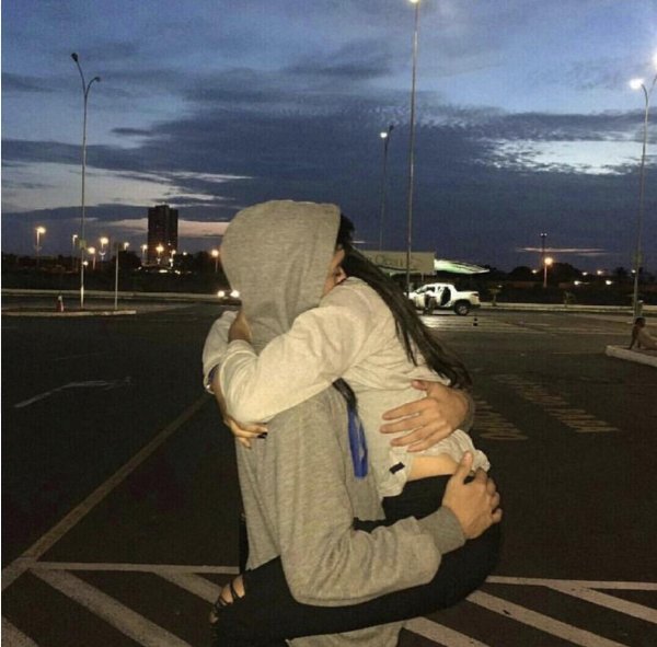 Парень и девушка обнимаются без лица