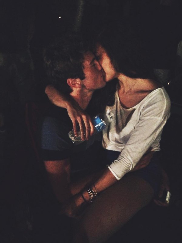 Парень и девушка обнимаются без лица