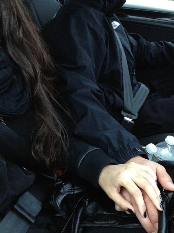 Парень и девушка обнимаются без лица