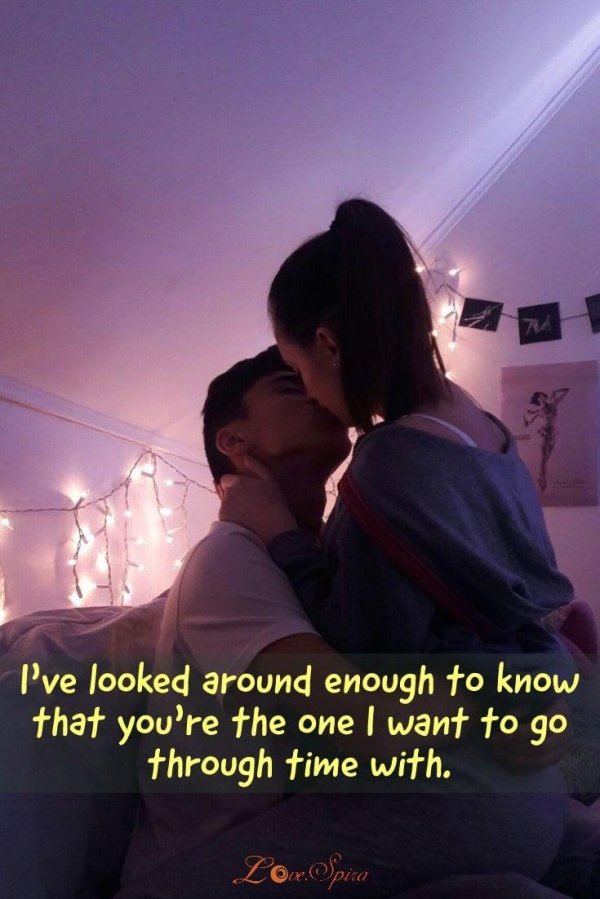 Парень и девушка обнимаются без лица