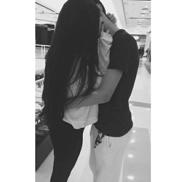 Парень и девушка обнимаются без лица