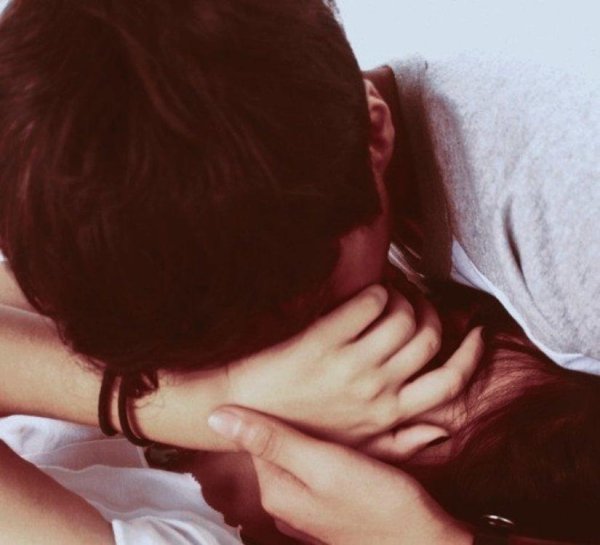 Парень и девушка обнимаются без лица