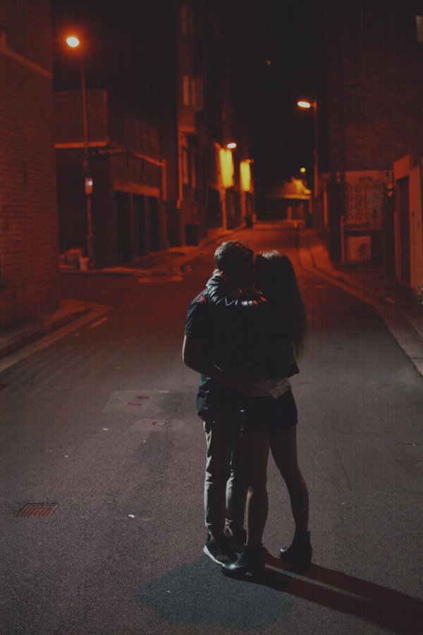 Парень и девушка обнимаются без лица