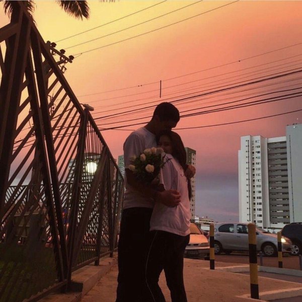 Парень и девушка обнимаются без лица