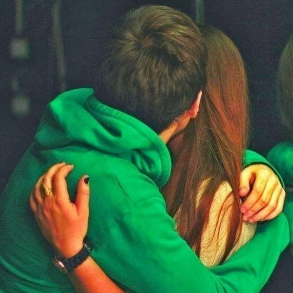 Парень и девушка обнимаются без лица