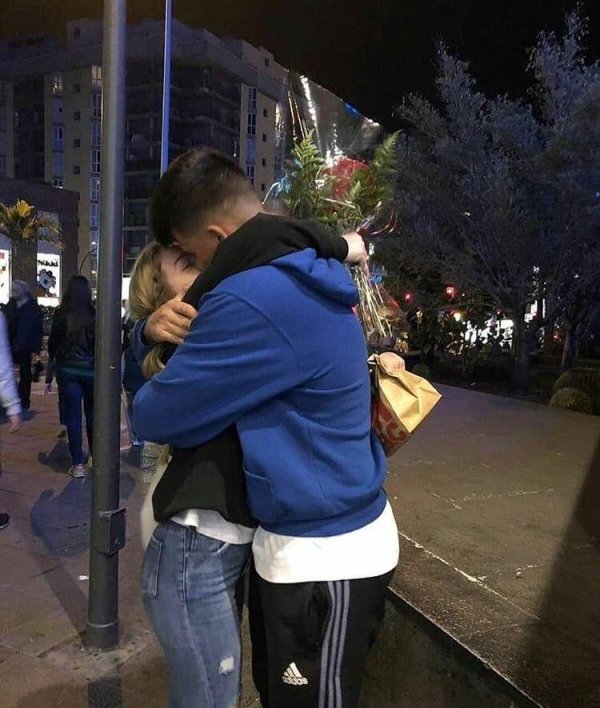 Парень и девушка обнимаются без лица