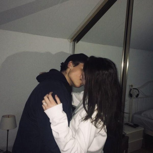 Парень и девушка обнимаются без лица