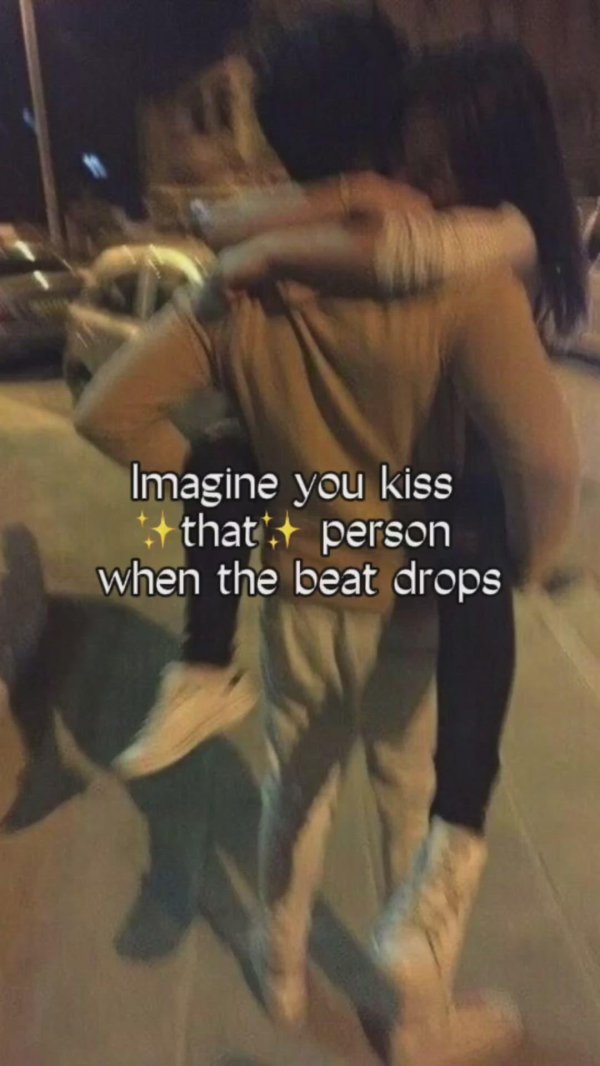 Парень и девушка обнимаются без лица