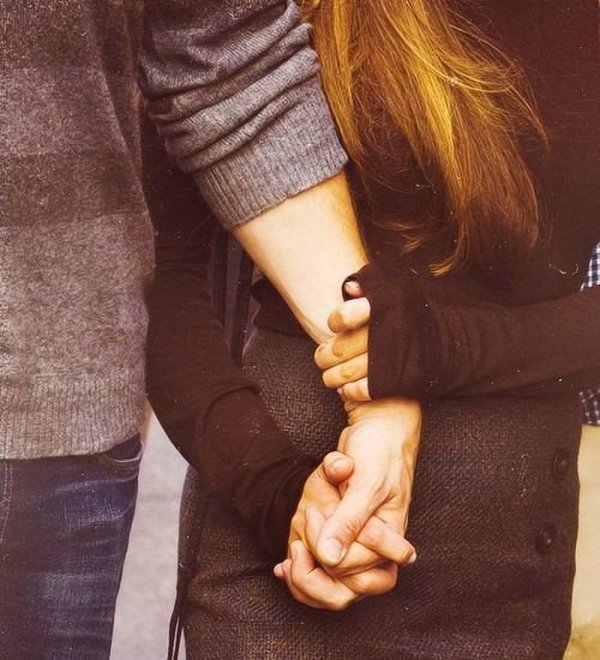 Парень и девушка обнимаются без лица