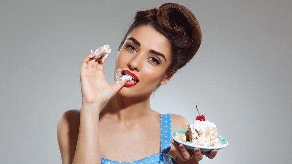 Девушка есть