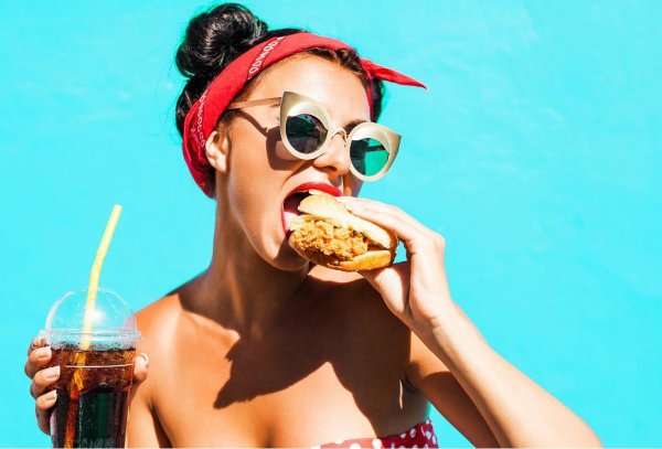 Девушка есть