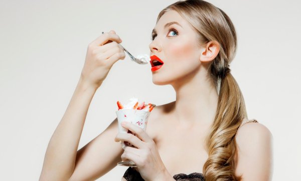 Девушка есть