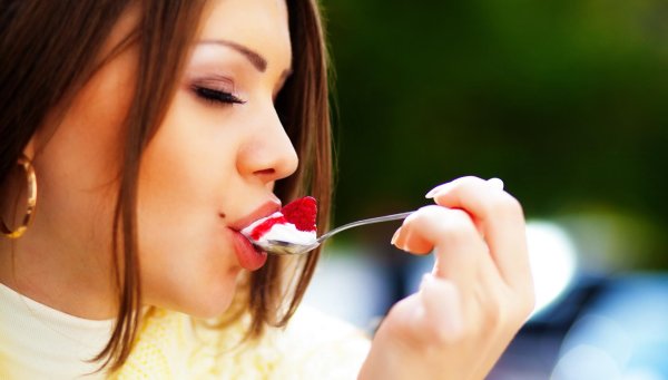 Девушка есть