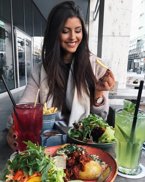 Девушка есть