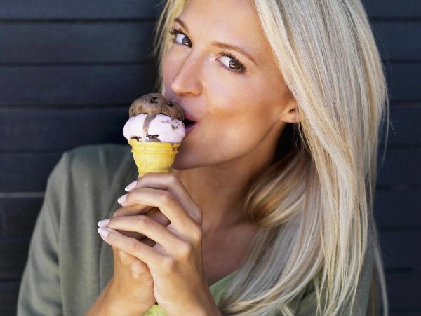 Девушка есть