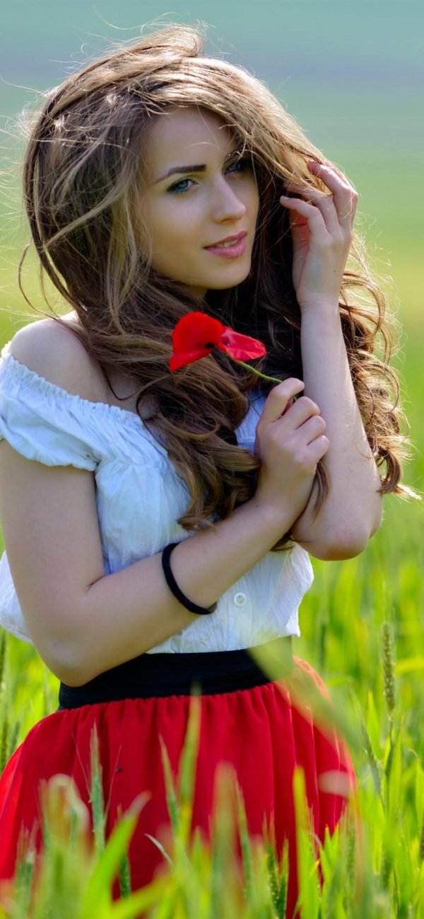 Девушка есть