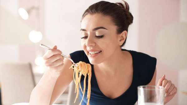 Девушка есть