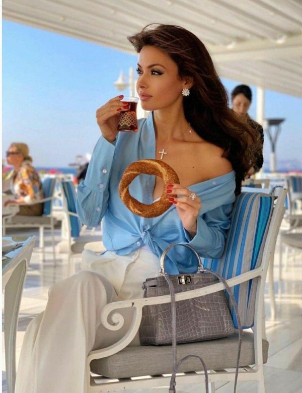 Девушка есть