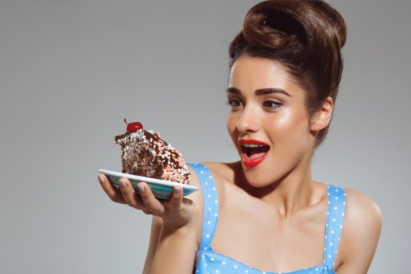 Девушка есть