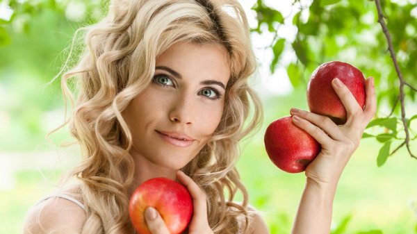 Девушка есть