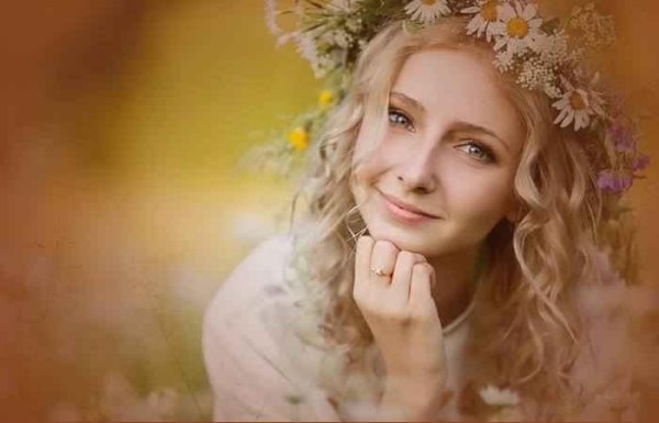 Девушка есть