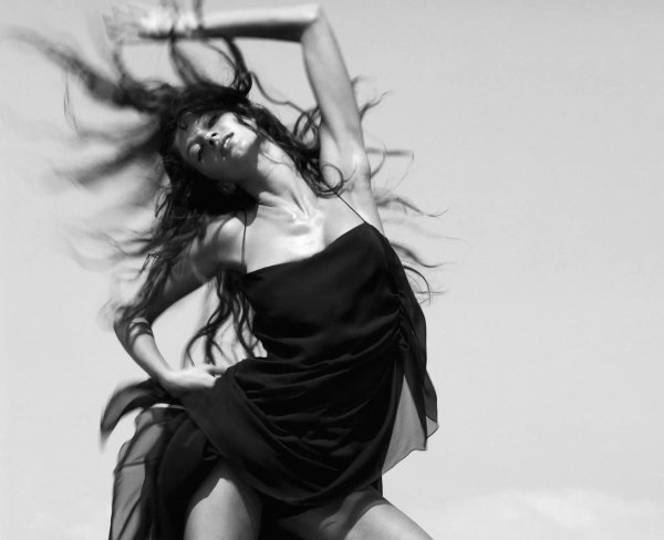 Девушка танцует