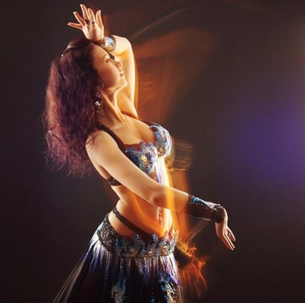 Девушка танцует