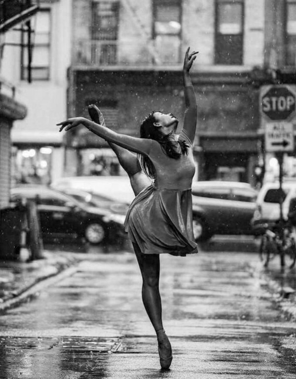 Девушка танцует