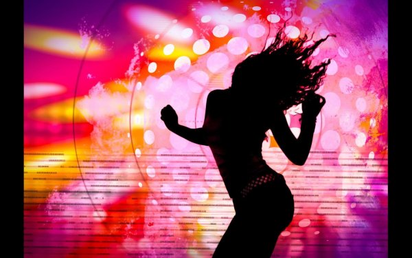 Девушка танцует