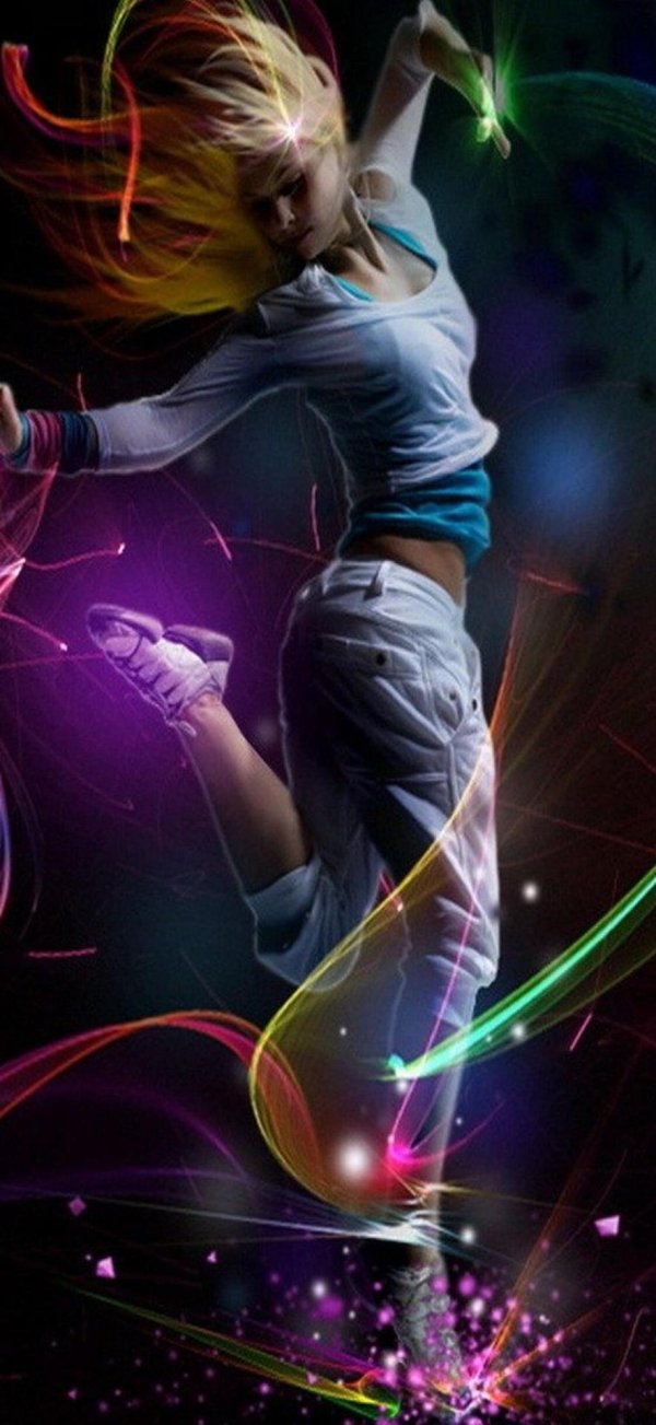 Девушка танцует