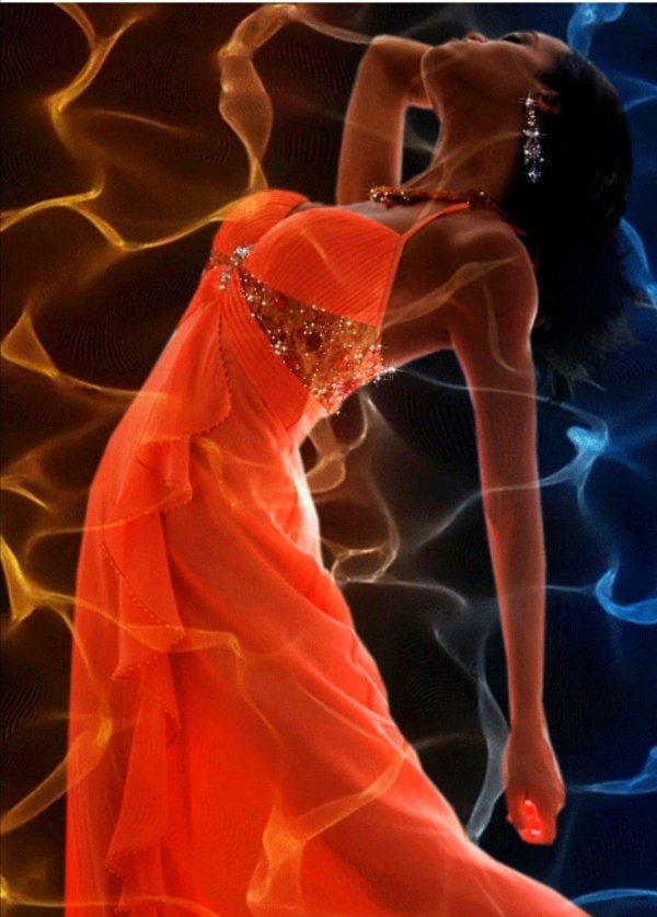 Девушка танцует