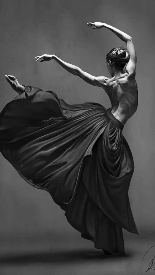 Девушка танцует