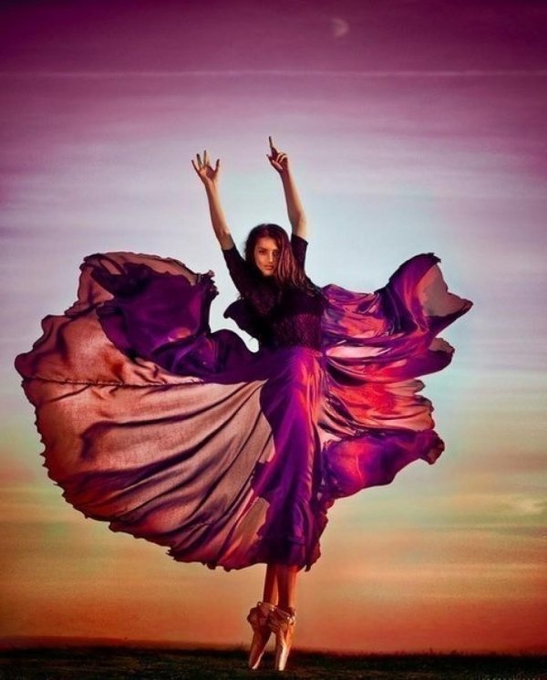 Девушка танцует