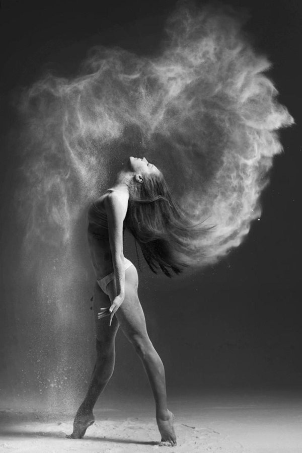 Девушка танцует