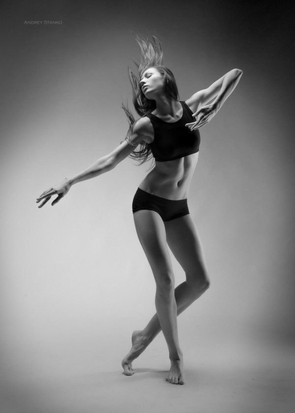 Девушка танцует